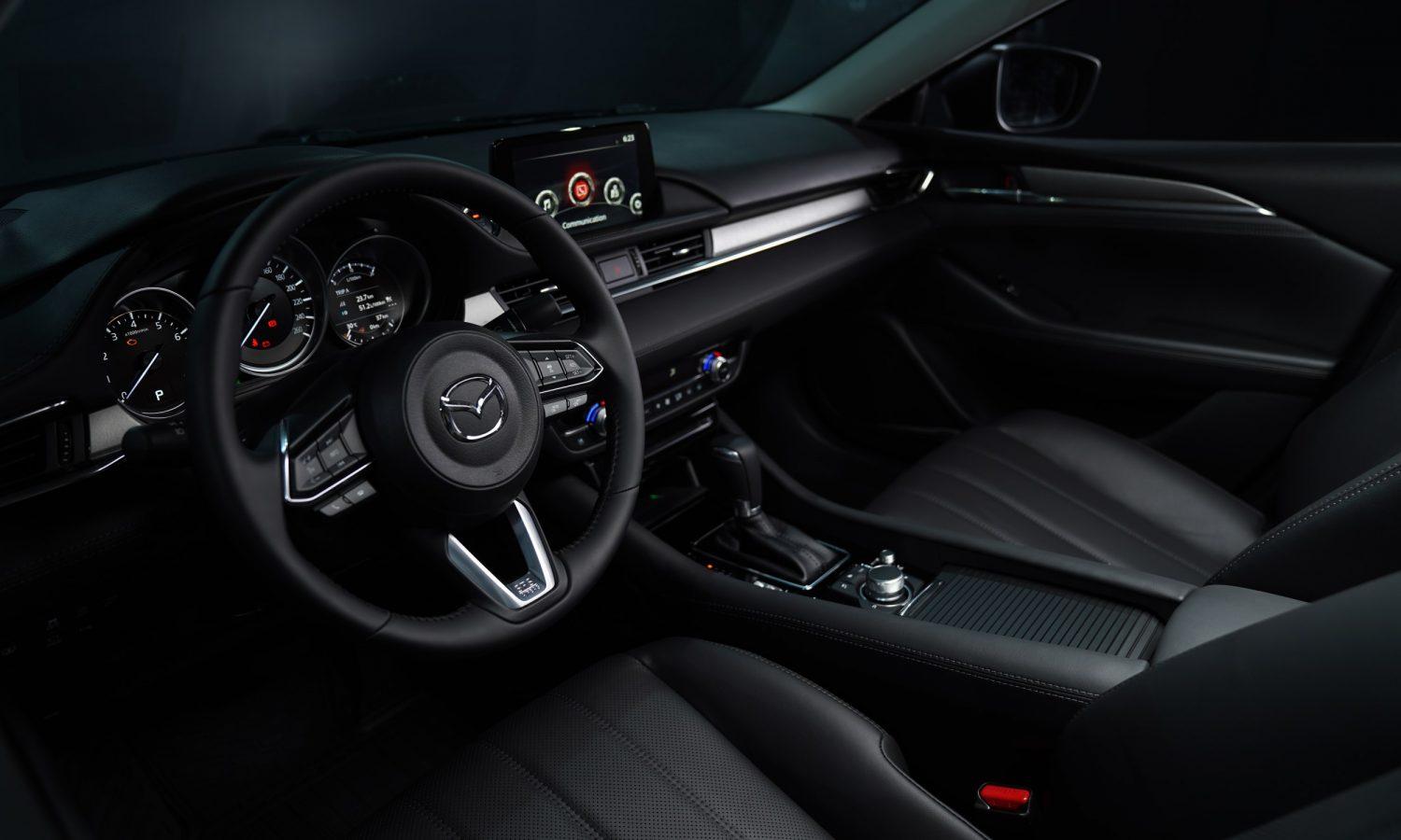 Khoang lái Mazda 6