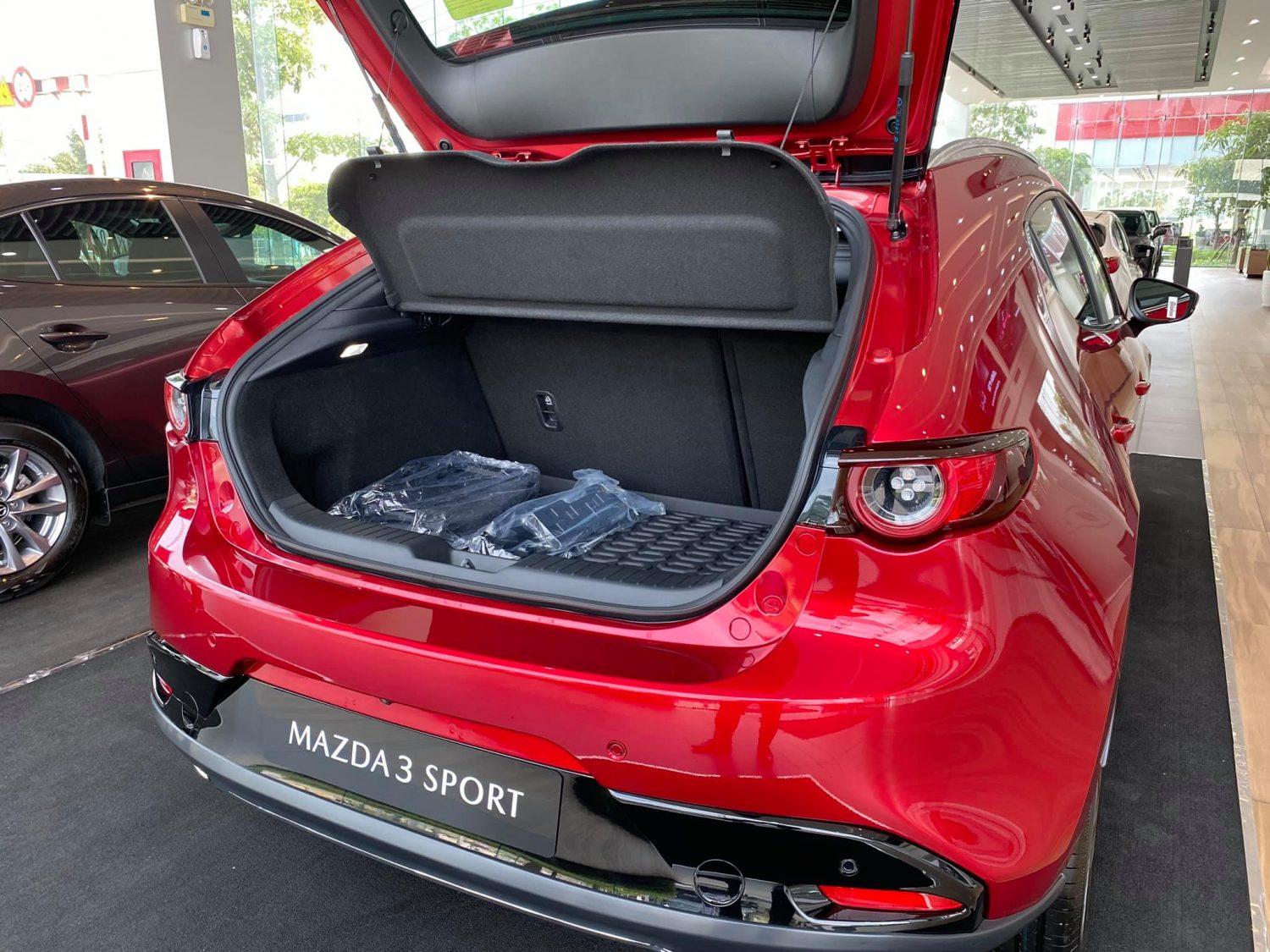 Khoang hành lý KIA Mazda 3 Sport