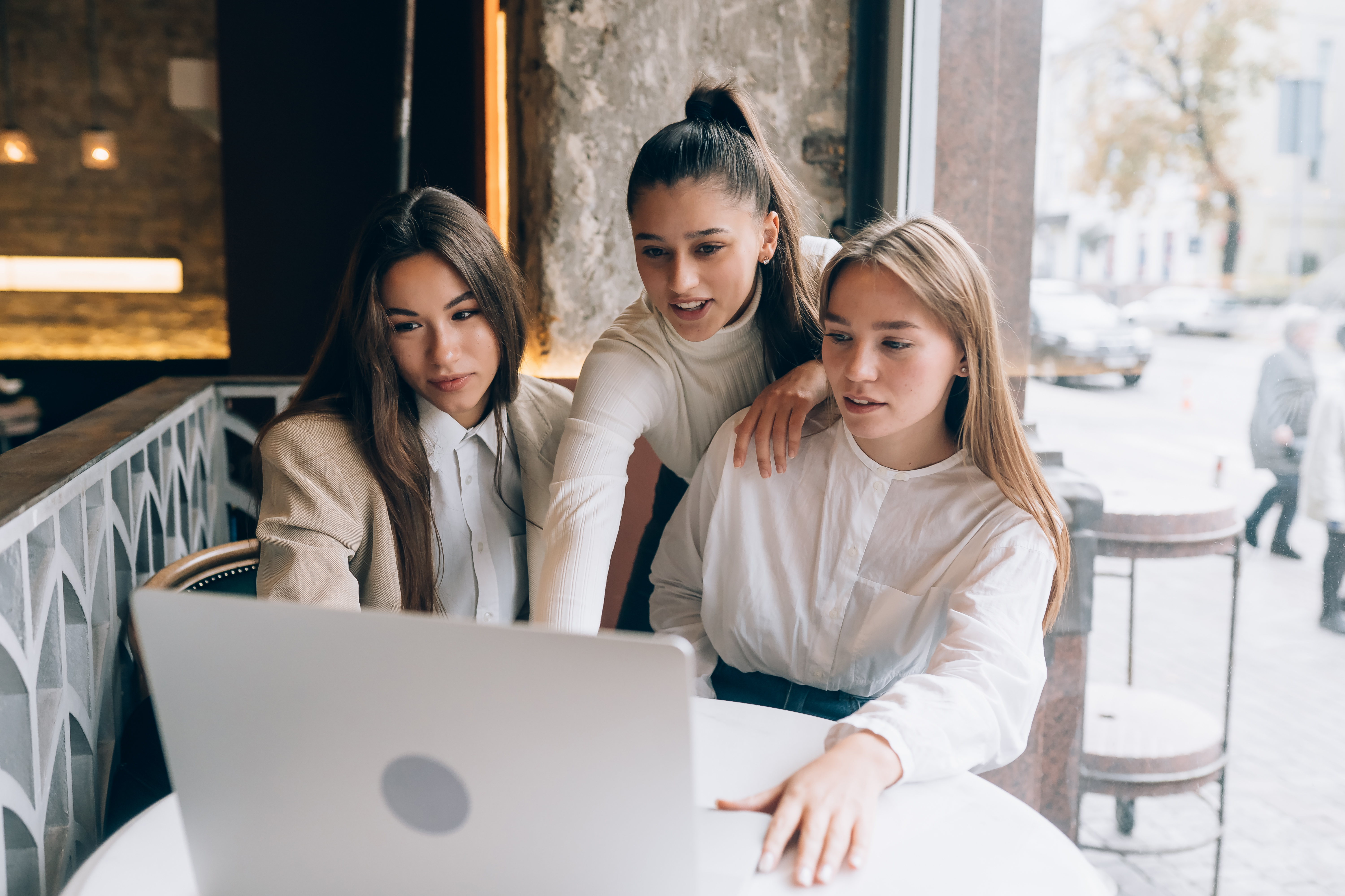 Mujeres colaborando en tecnología