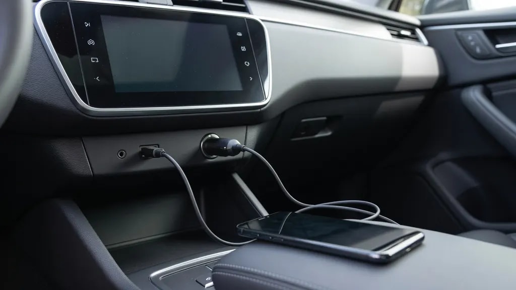 Jak Połączyć Telefon Z Samochodem – Bluetooth I USB