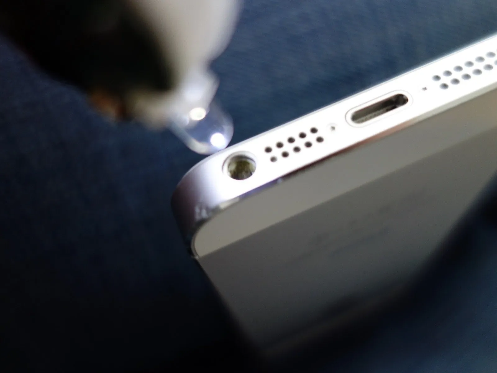 iPhone 5 headphone jack for music remote control to wait for headphones