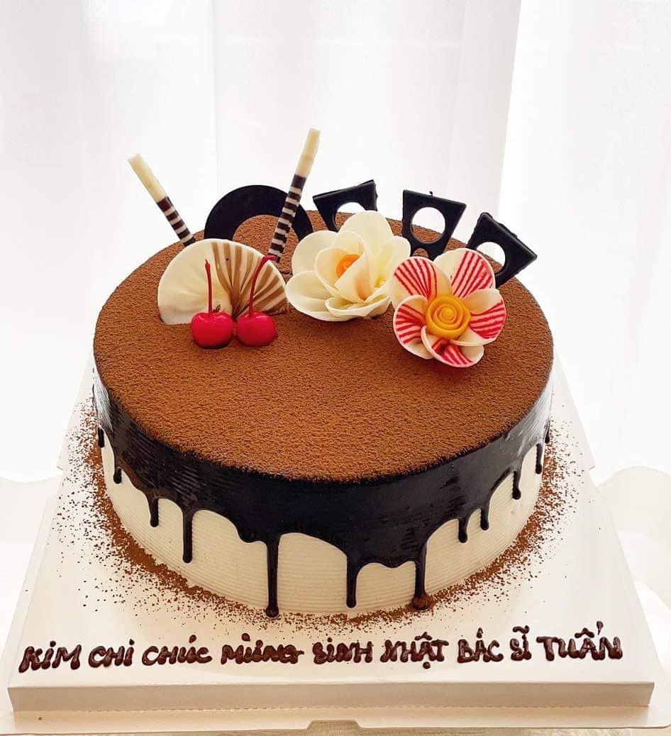 Bánh phủ socola trang trí hoa socola