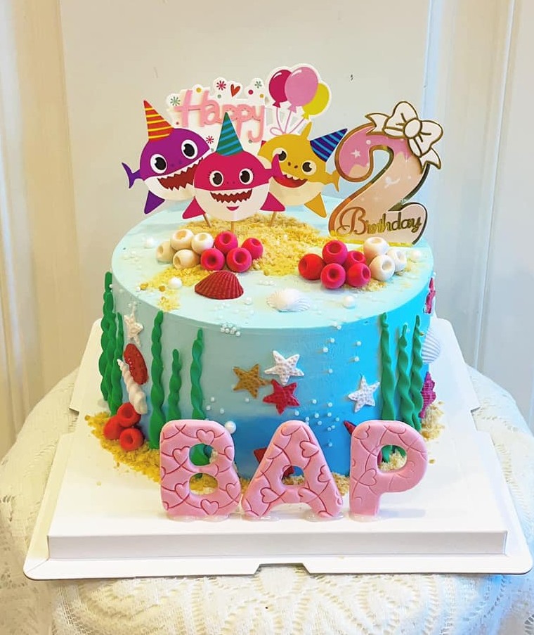 Bánh Baby Shark bé gái xanh biển san hô