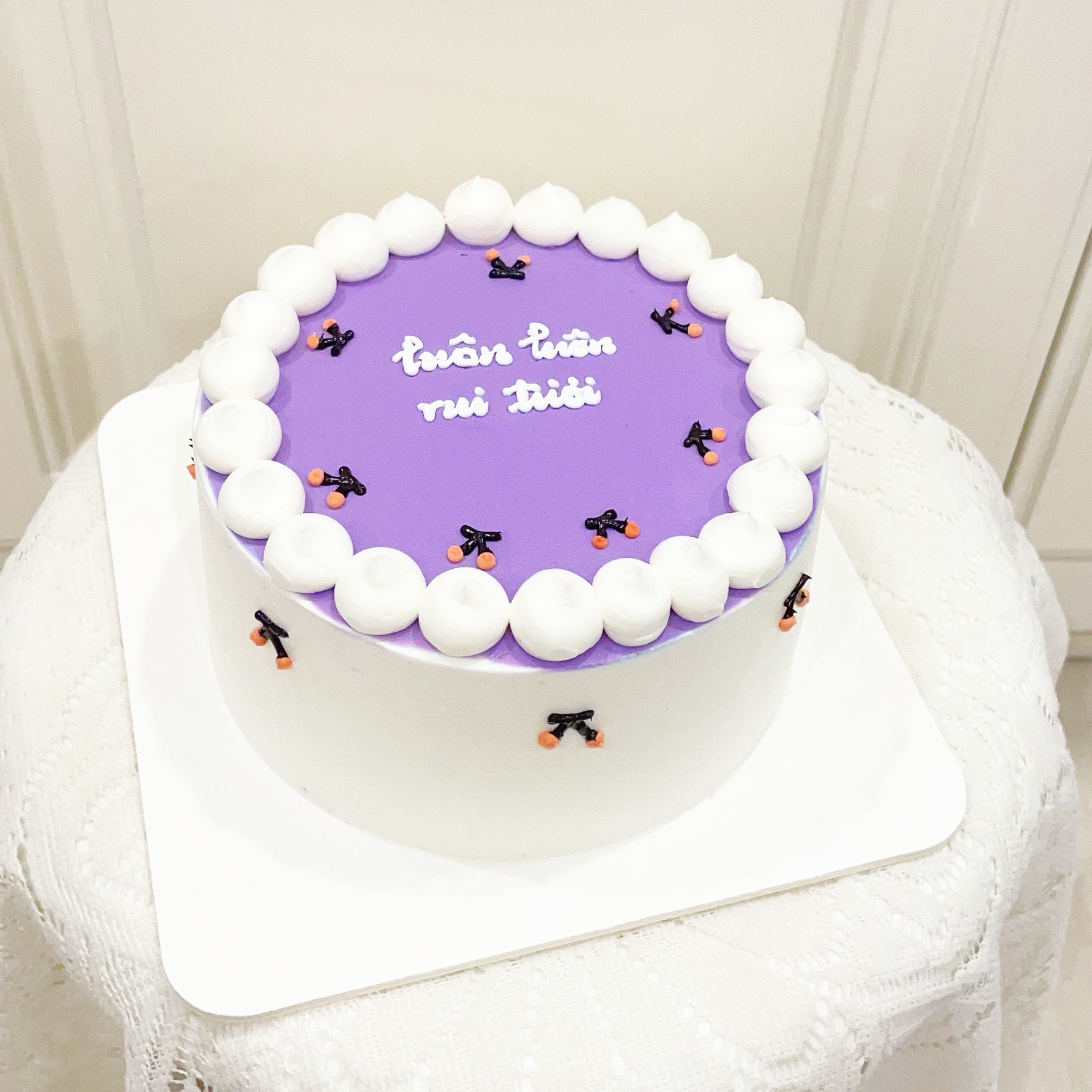 Bánh kem tông tím pastel chữ luôn luôn vui tươi