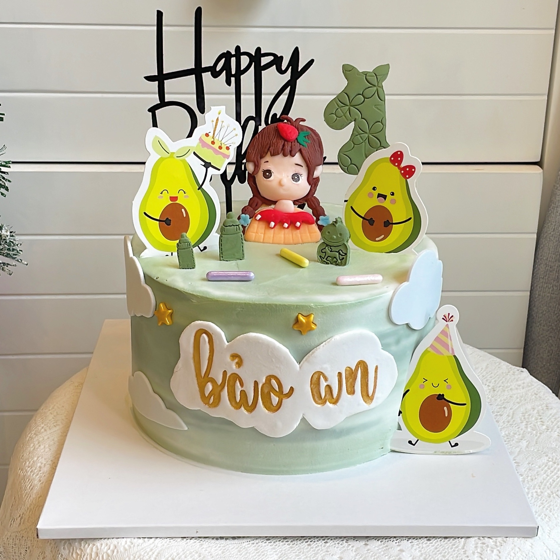 Bánh sinh nhật bé gái chủ đề bơ