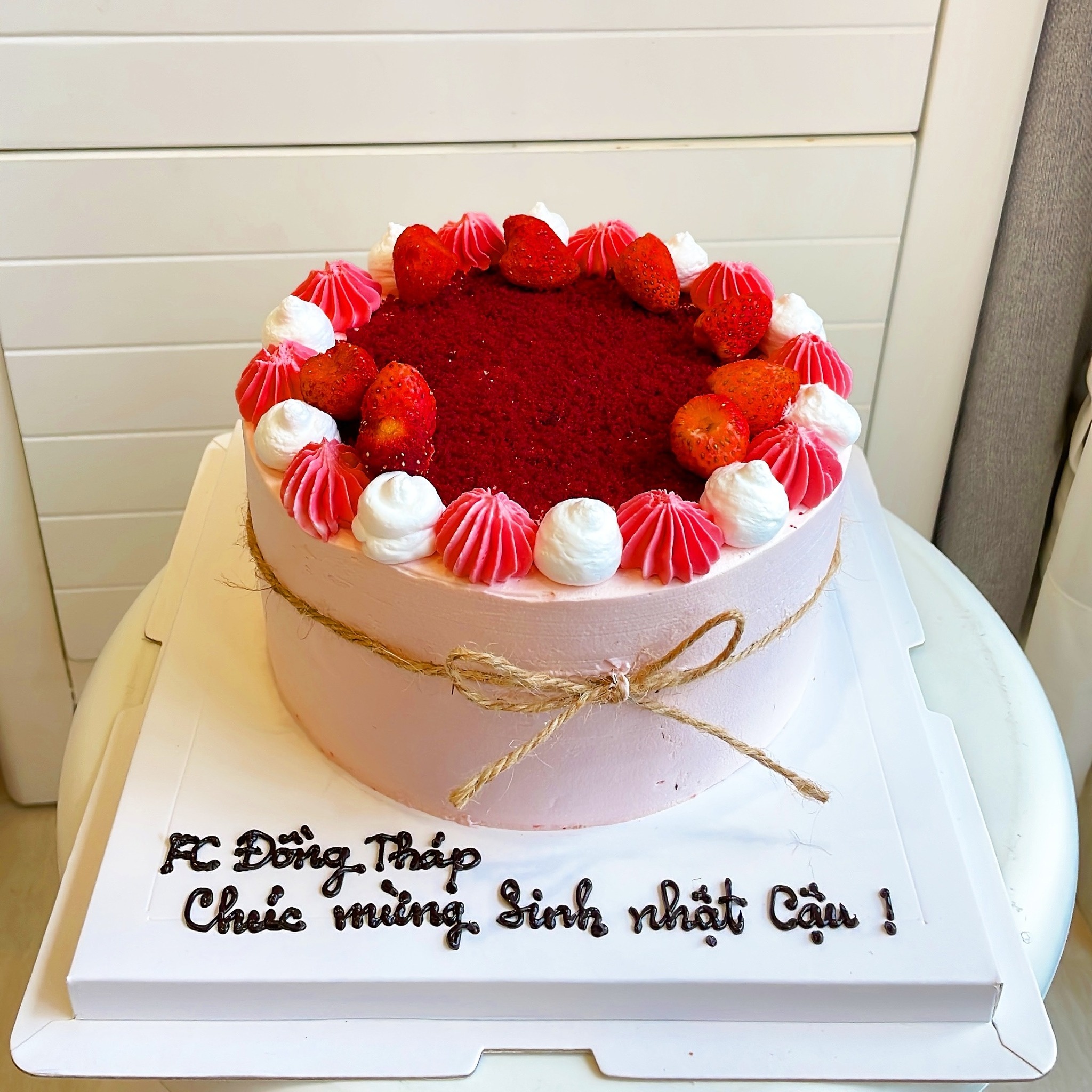 Bánh kem dâu tây red velvet