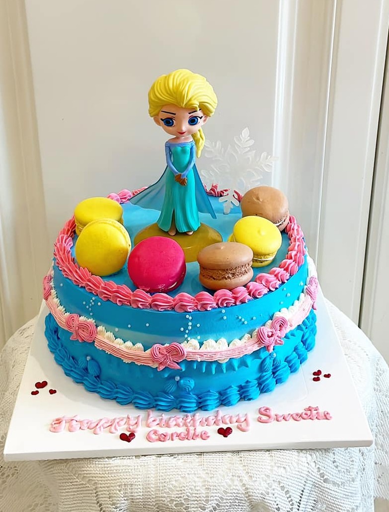 Bánh Elsa hai tầng xanh dương macaron