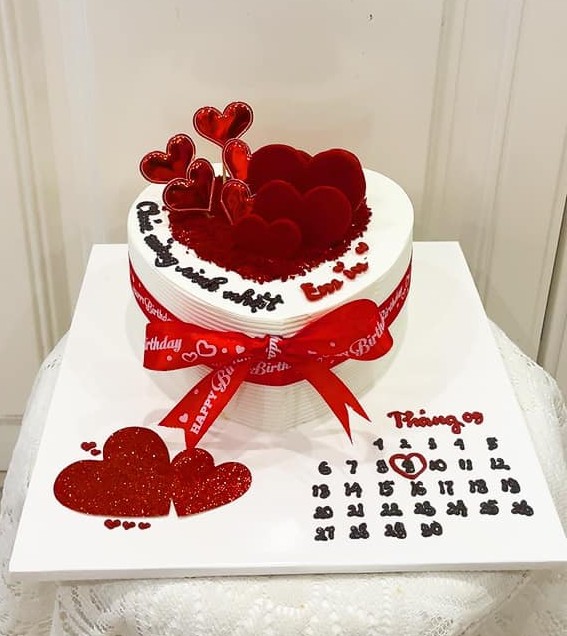 Bánh sinh nhật trái tim đỏ kèm lịch
