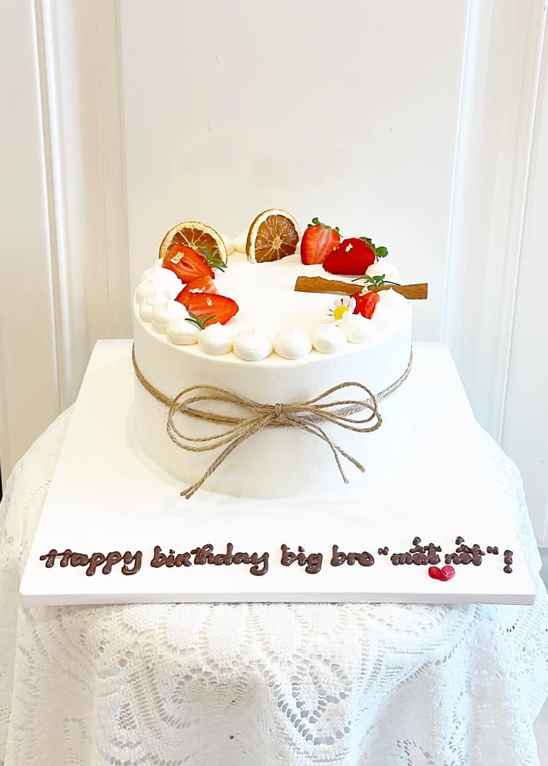 Bánh kem trắng trang trí trái cây khô