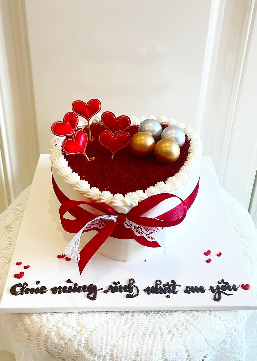 Bánh sinh nhật trái tim đỏ