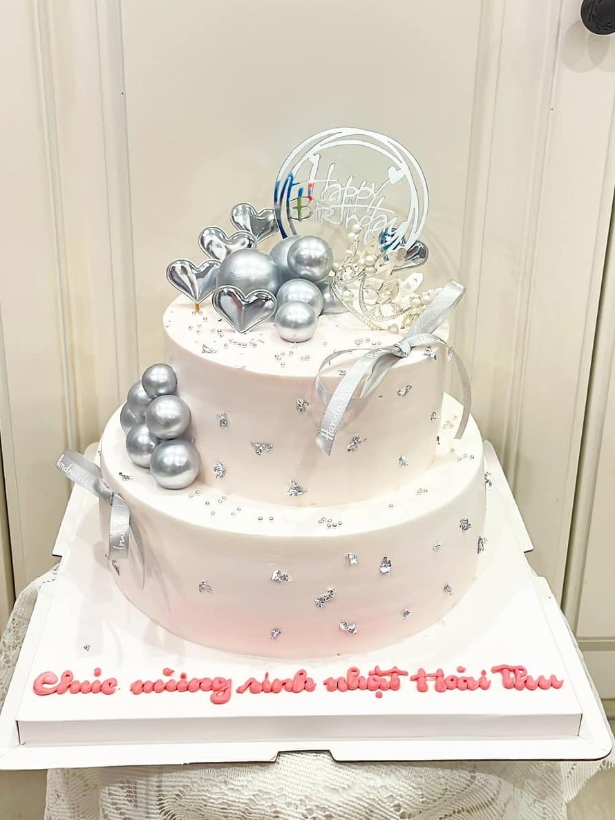 Bánh sinh nhật 2 tầng trắng bạc