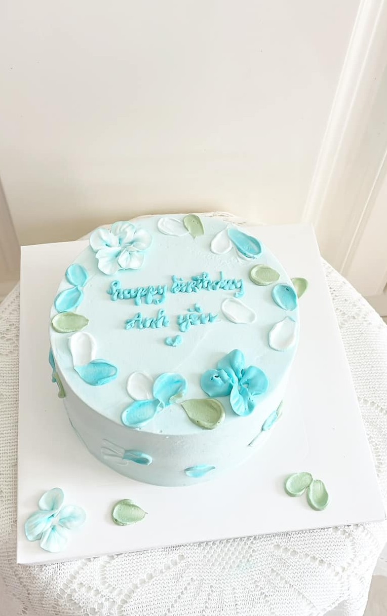 Bánh kem hoa cánh bướm xanh pastel