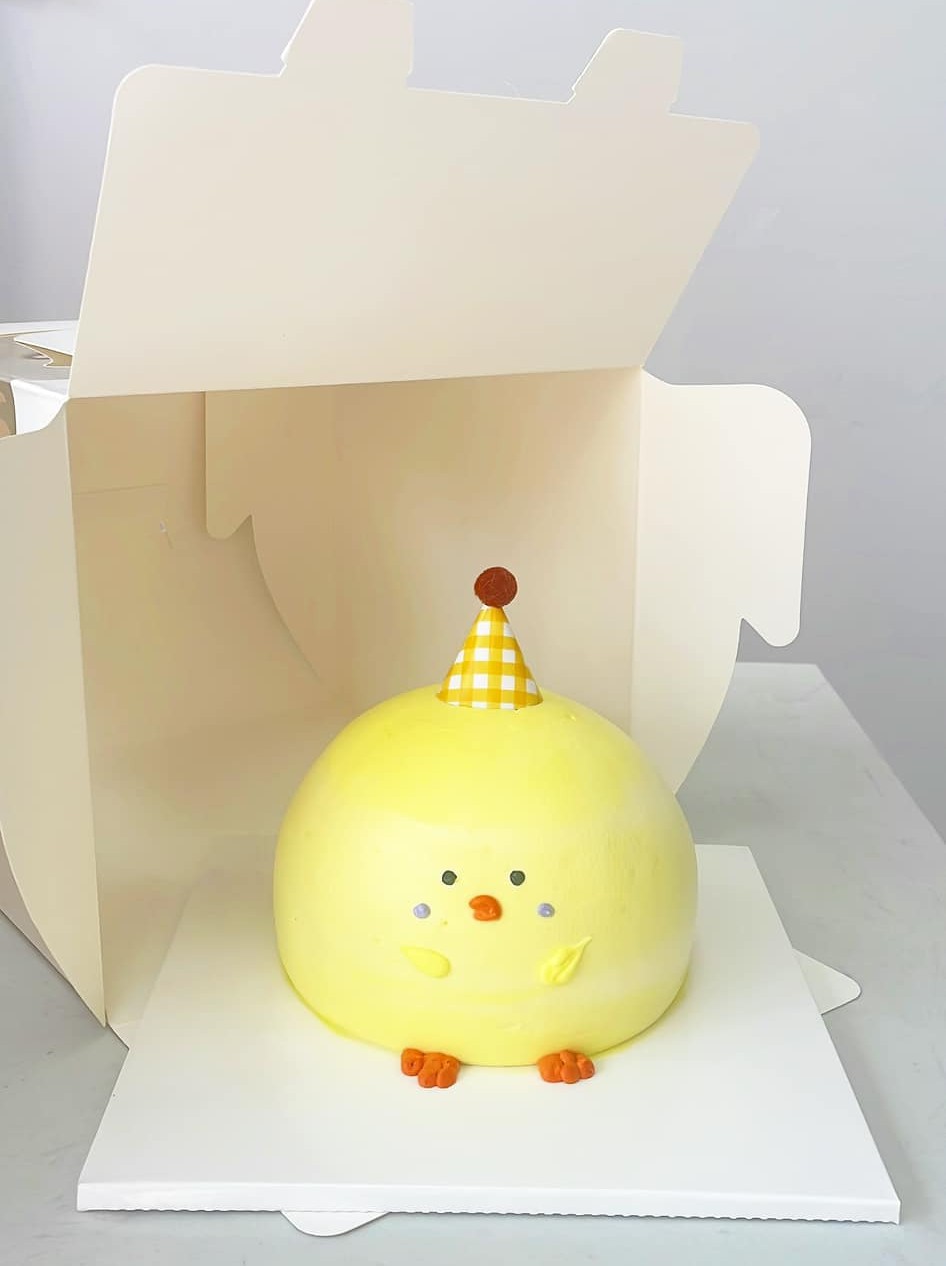 Bánh gà con đội nón sinh nhật