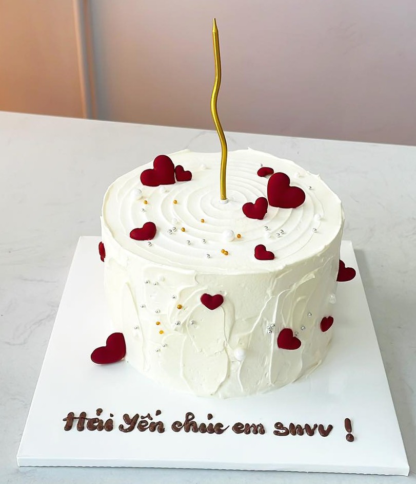 Bánh kem trắng trái tim đỏ