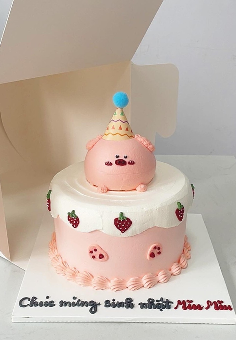 Bánh sinh nhật heo hồng đội nón