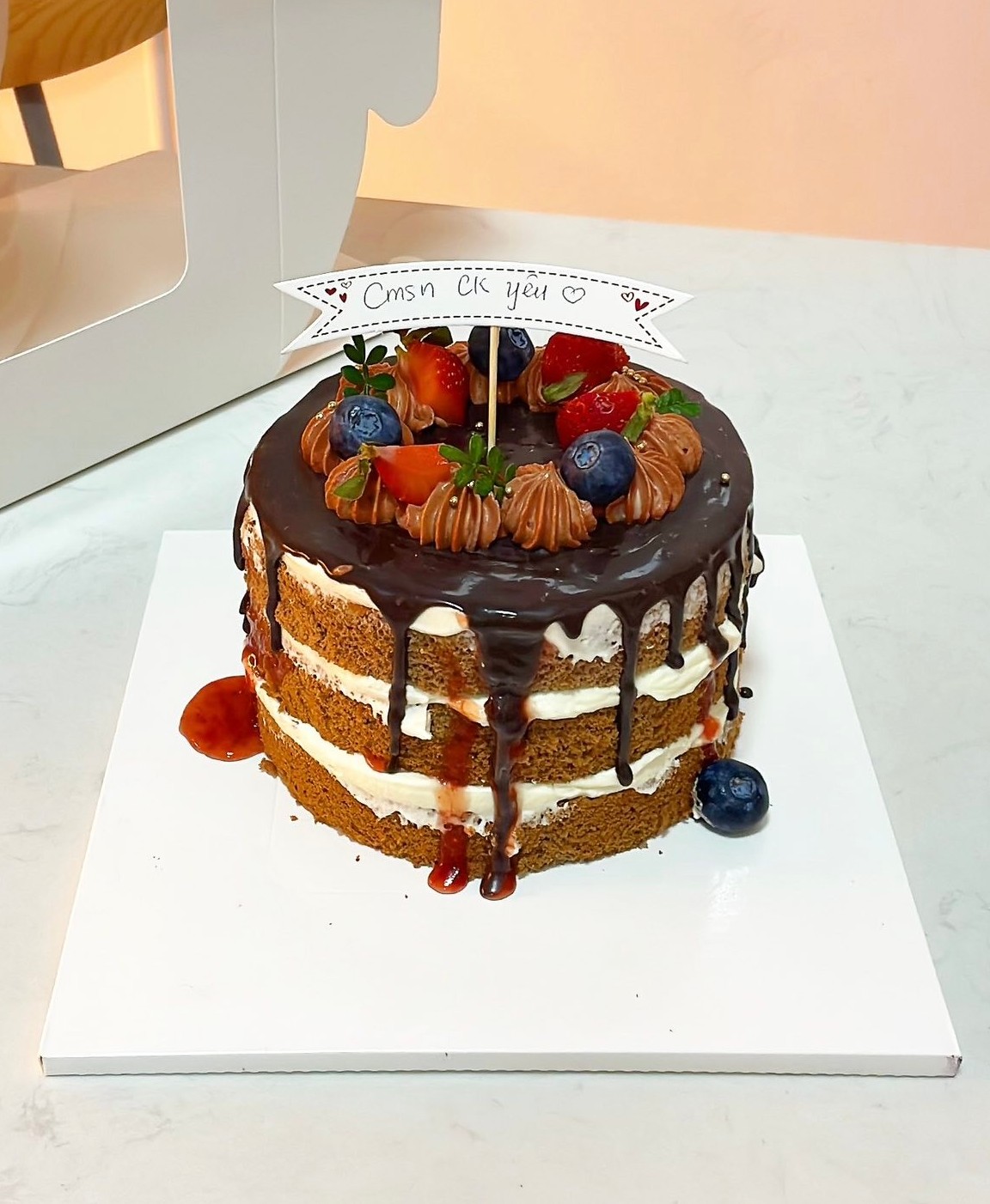Bánh naked cake chocolate trái cây
