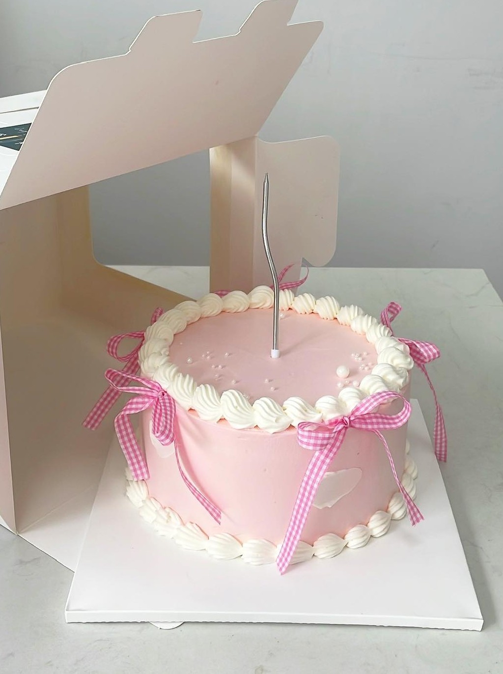 Bánh kem nơ hồng pastel