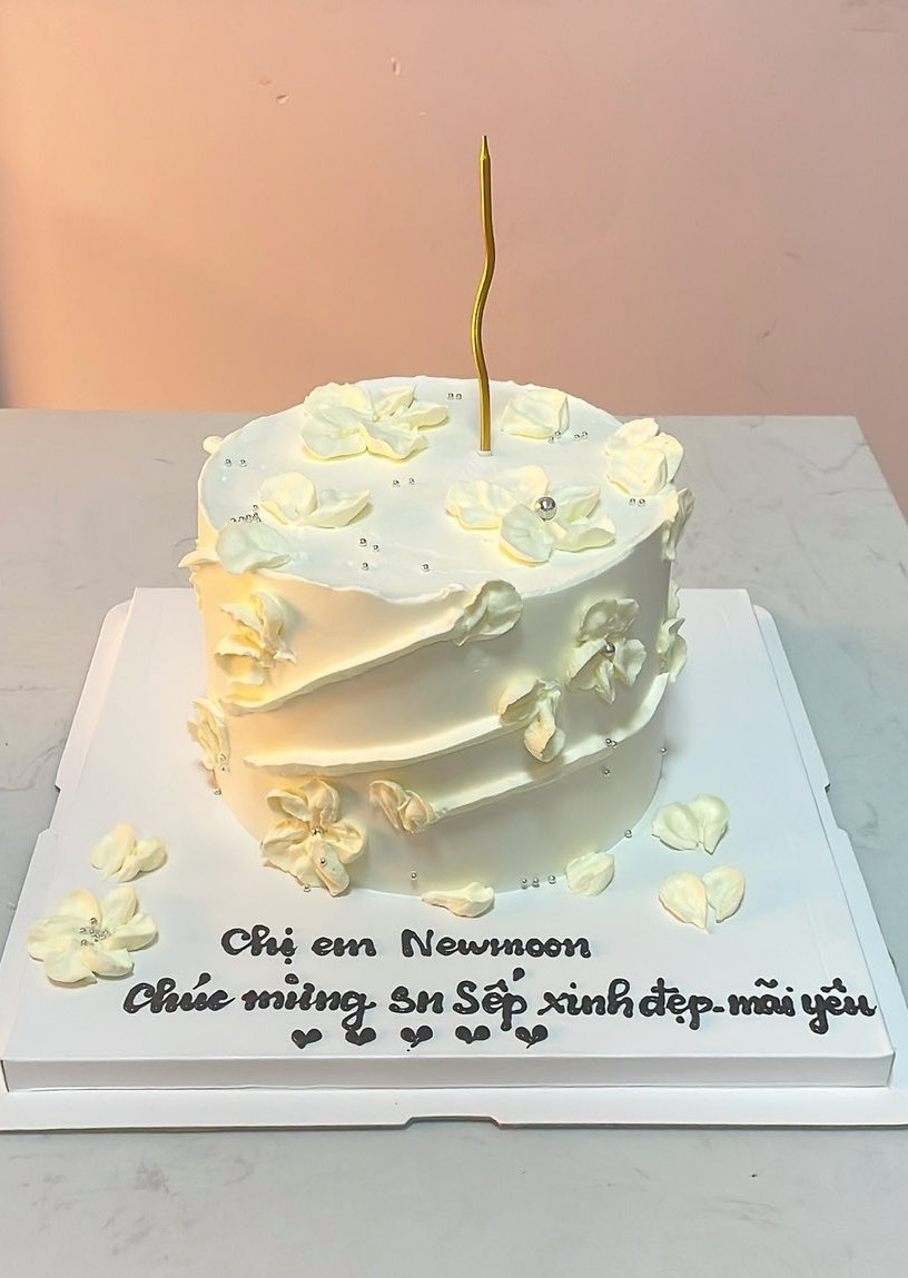 Bánh kem trắng hoa xoáy trang trí