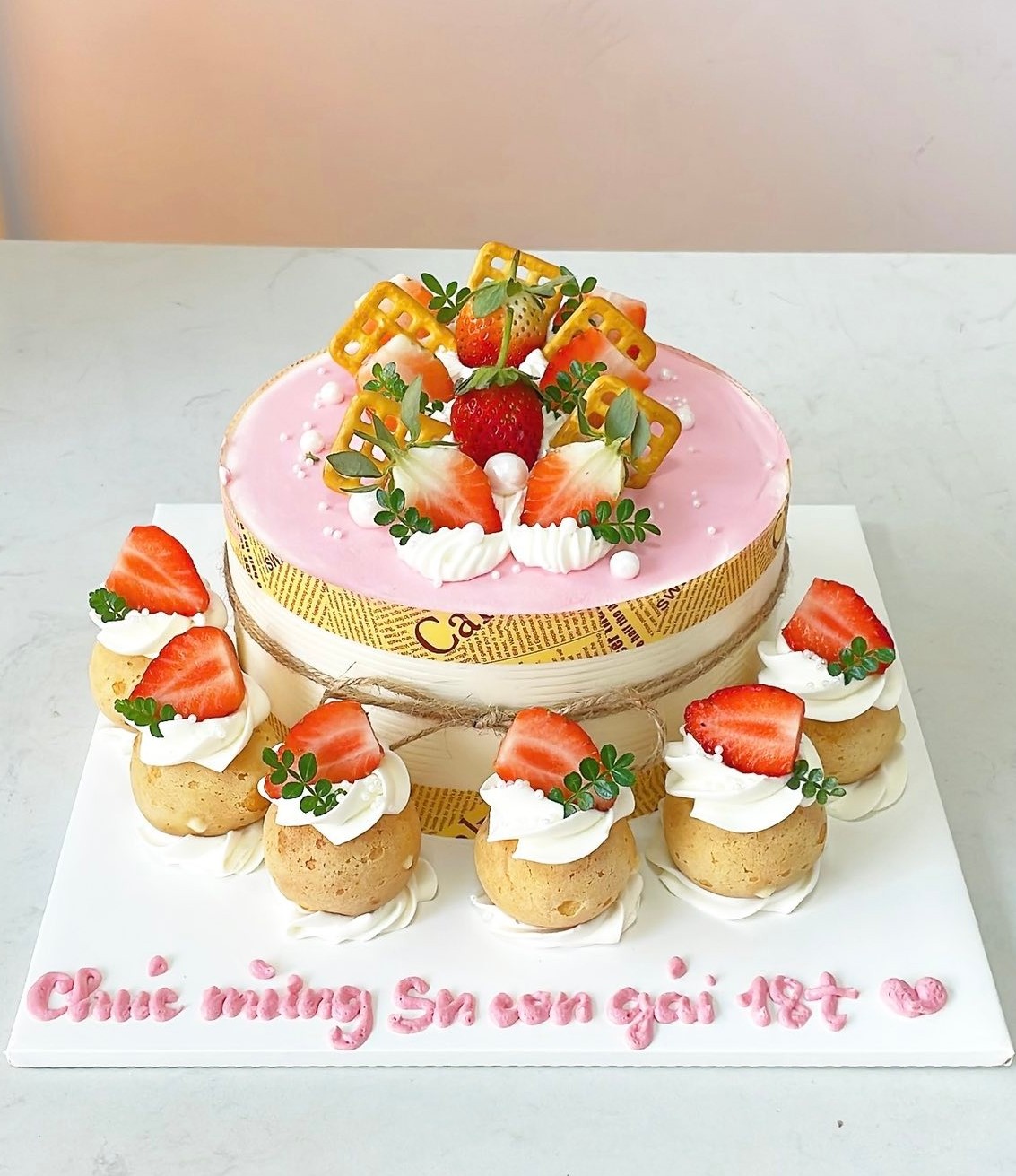 Bánh sinh nhật dâu tây hồng pastel