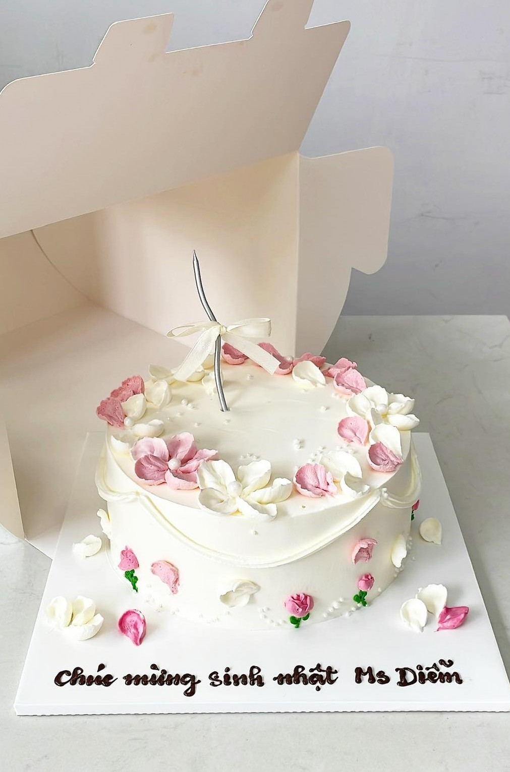 Bánh hoa pastel viền cánh hồng trắng