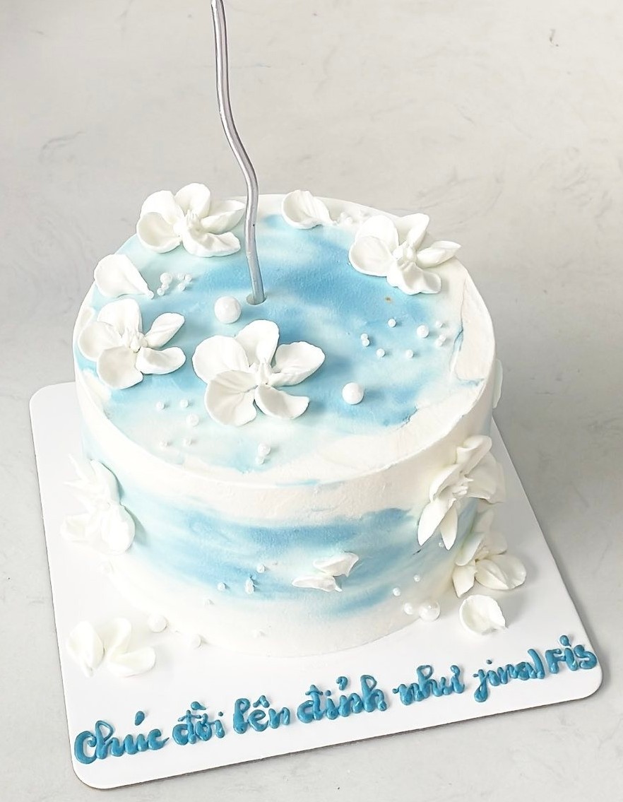 Bánh kem xanh pastel hoa trắng