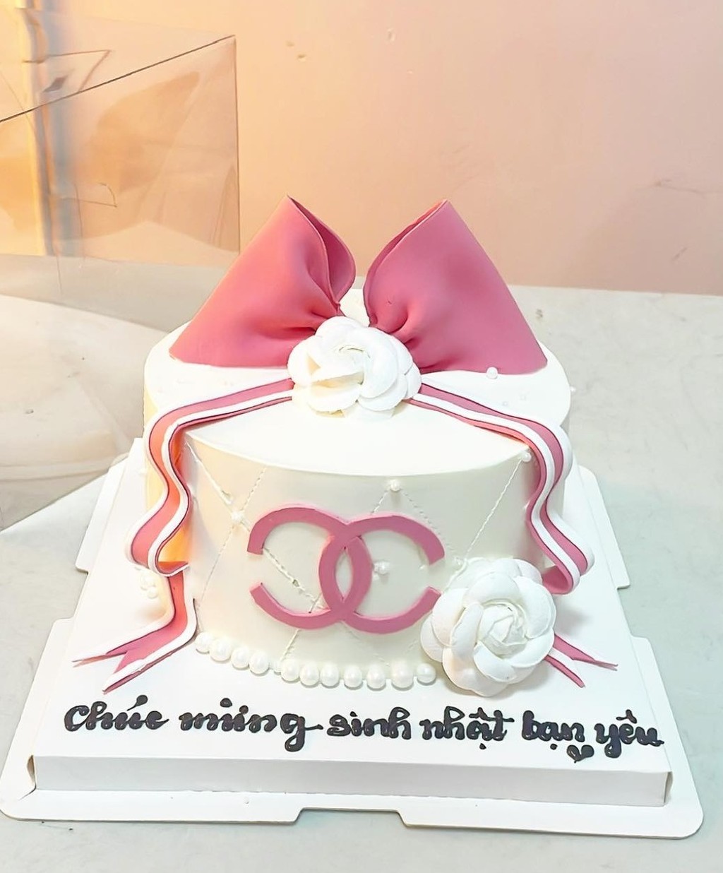 Bánh Chanel nơ hồng