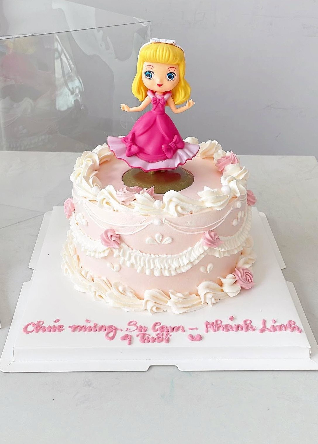 Bánh công chúa hồng viền bèo trắng