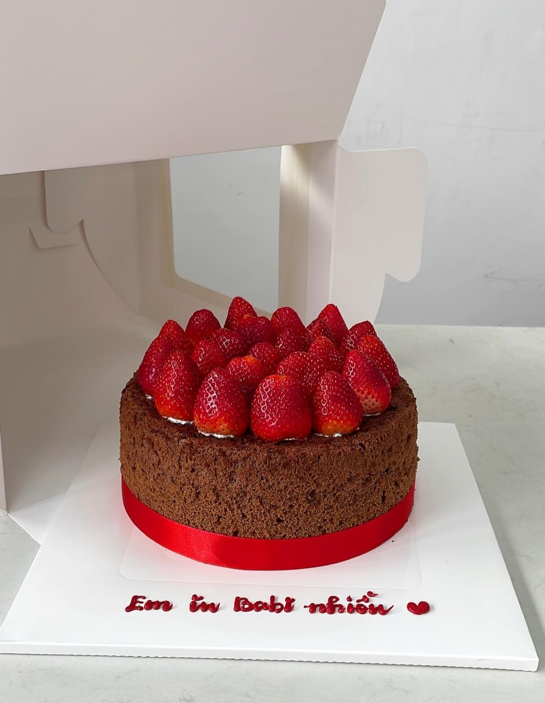 Bánh chocolate dâu tây