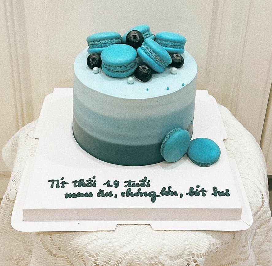Bánh kem thôi nôi bé trai macaron xanh