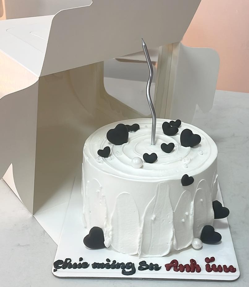 Bánh kem trắng tim đen