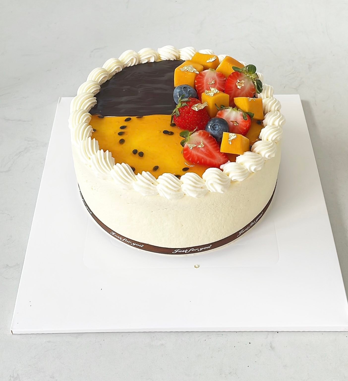 Bánh kem trái cây nhiệt đới