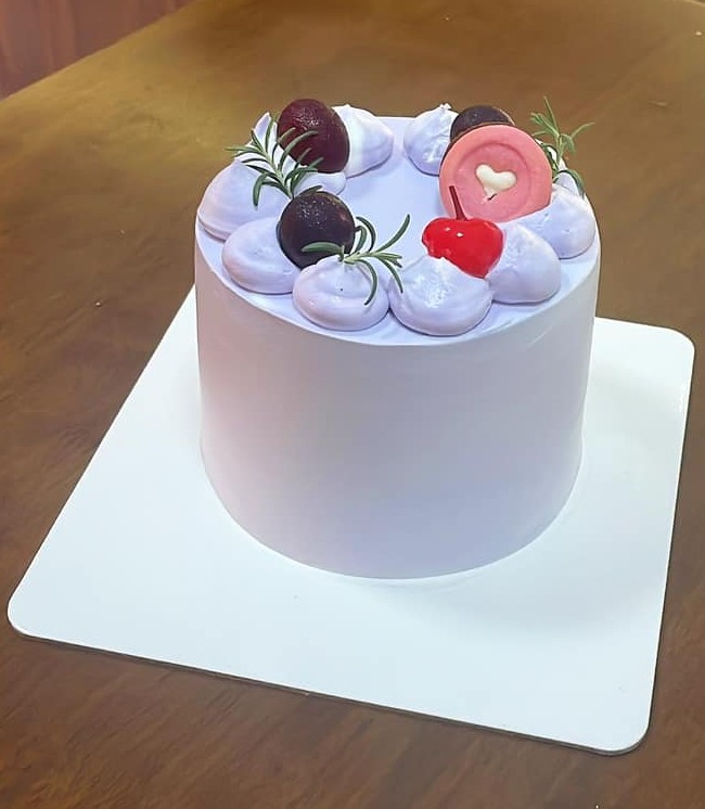 Bánh kem trang trí nho và hoa hồng