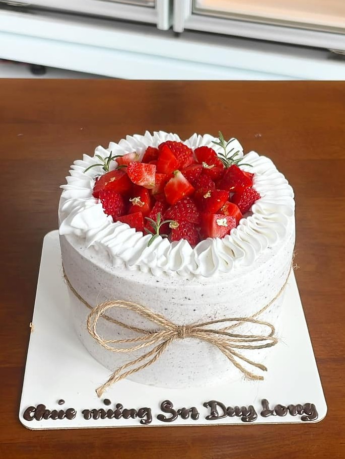 Bánh kem dâu tây trang trí nơ