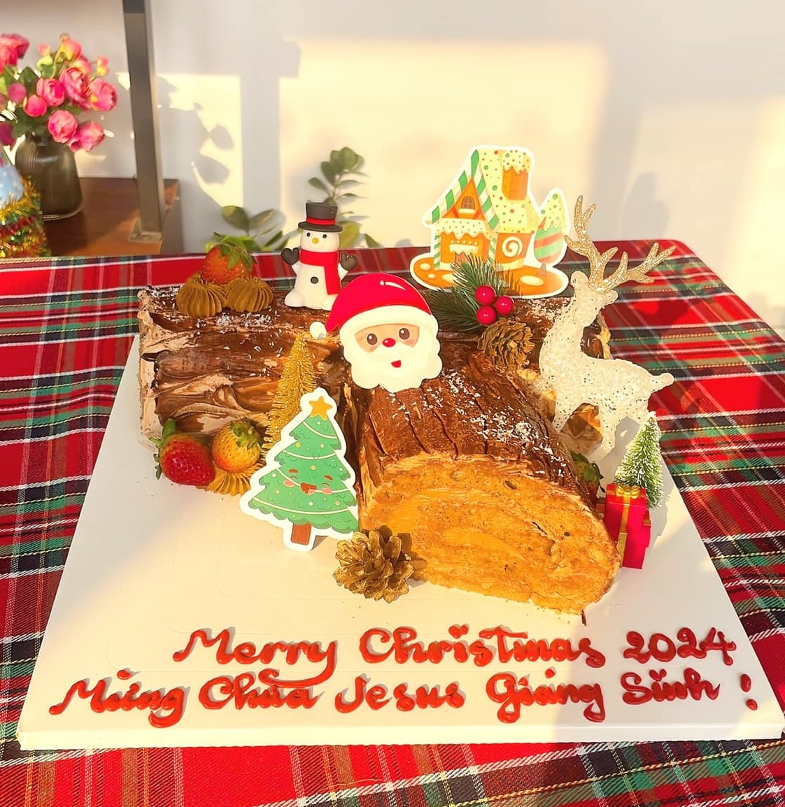 Bánh khúc cây Noel mặt cắt cuộn