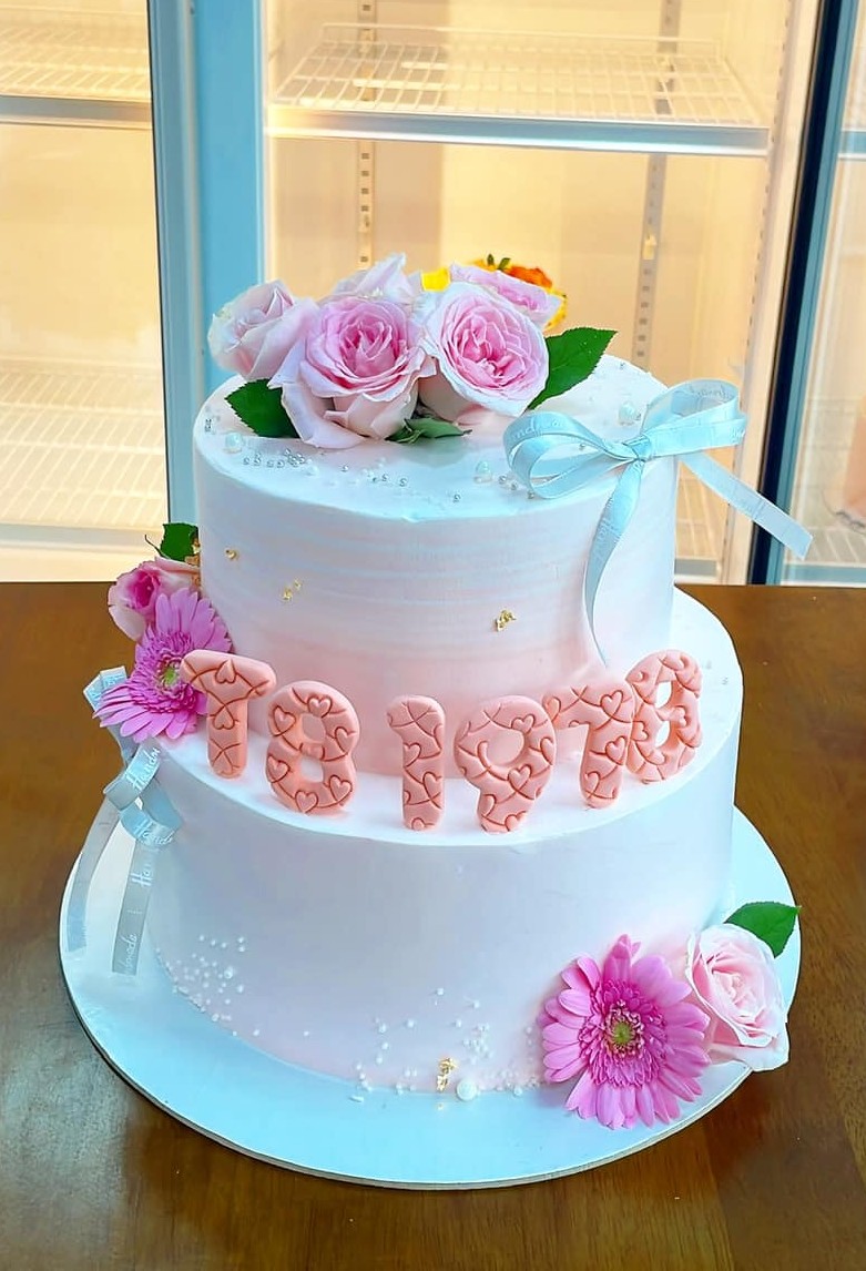 Bánh kem 2 tầng hoa tươi số tuổi