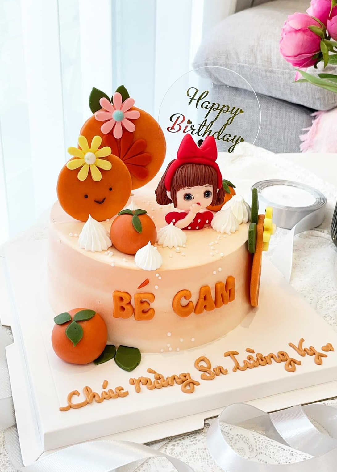Bánh sinh nhật bé Cam hình bé gái và trái cam