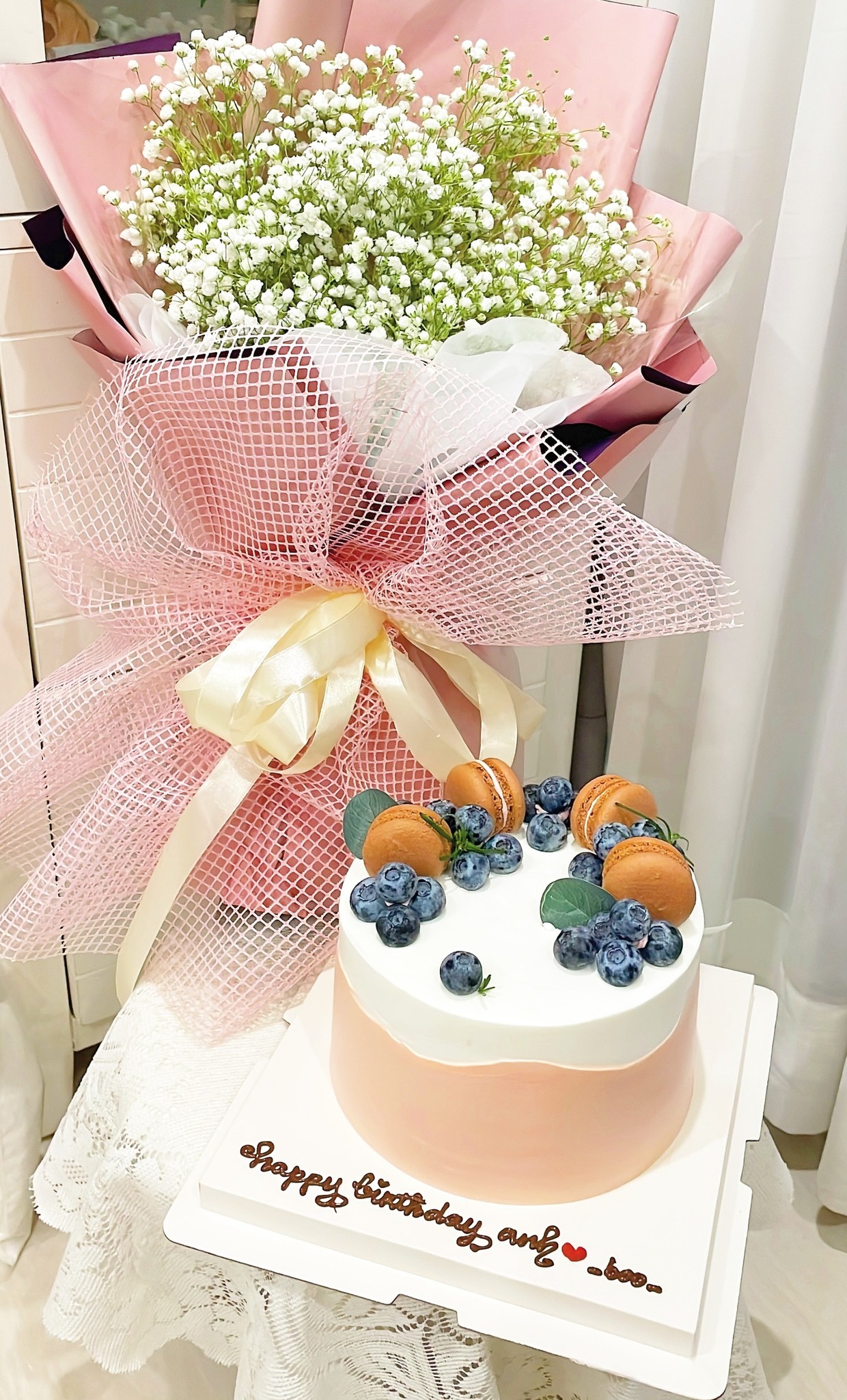 Bánh kem hoa quả việt quất macaron