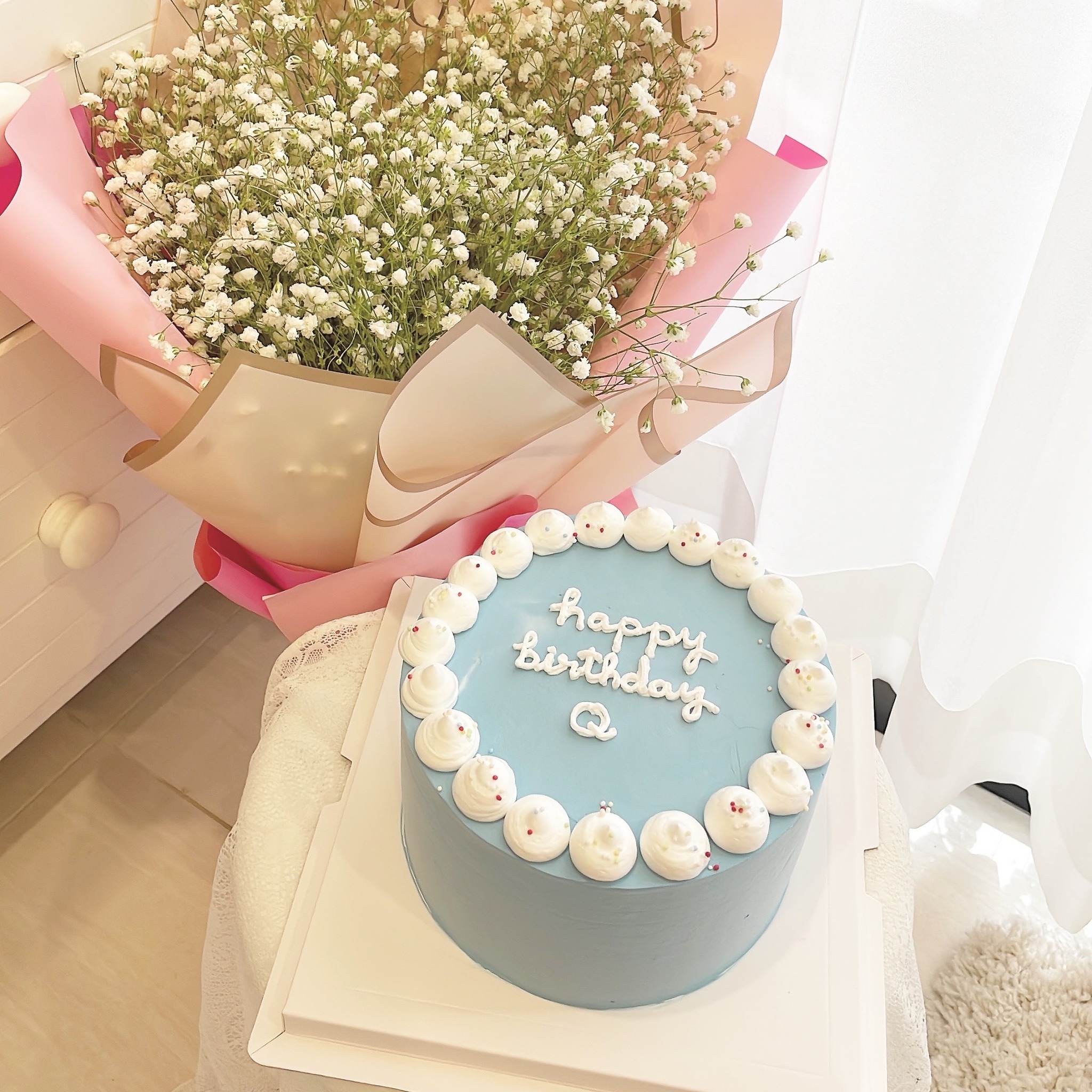 Bánh kem sinh nhật chữ Q xanh pastel