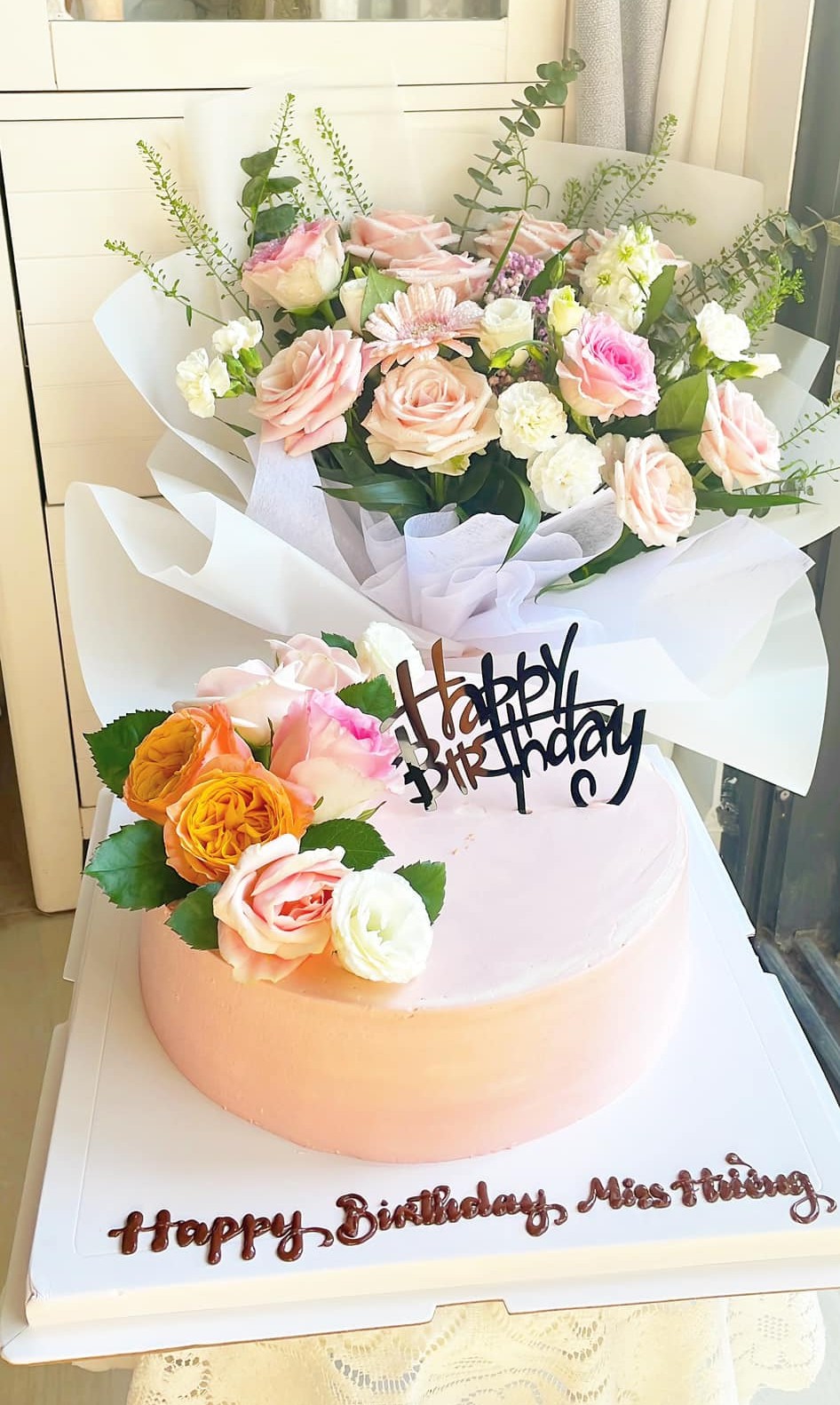Bánh hoa tươi hồng đào topper đen