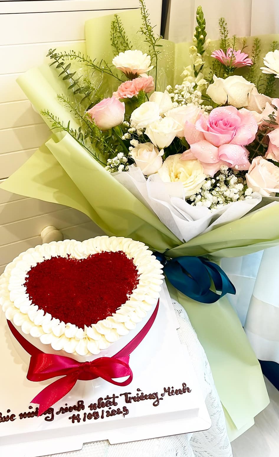Bánh tim đỏ kem viền