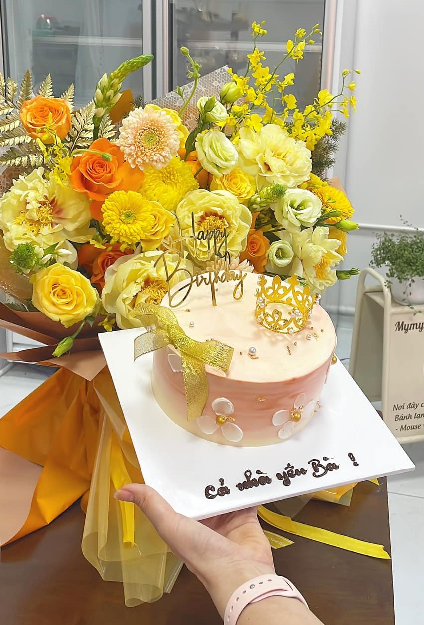 Bánh sinh nhật hoa tươi tông vàng cam
