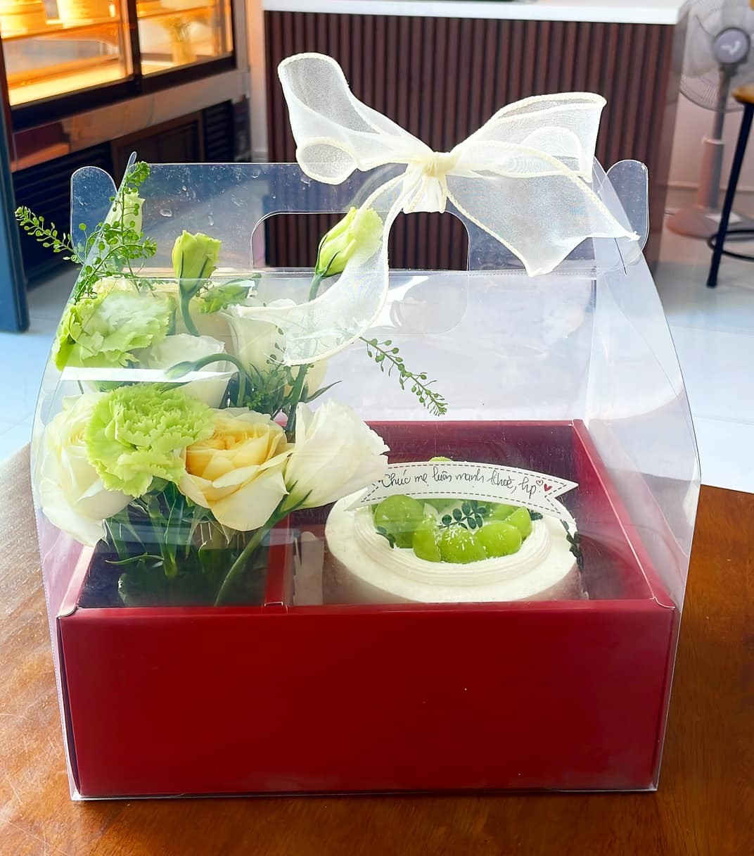 Bánh kem hoa quả kèm hoa tươi
