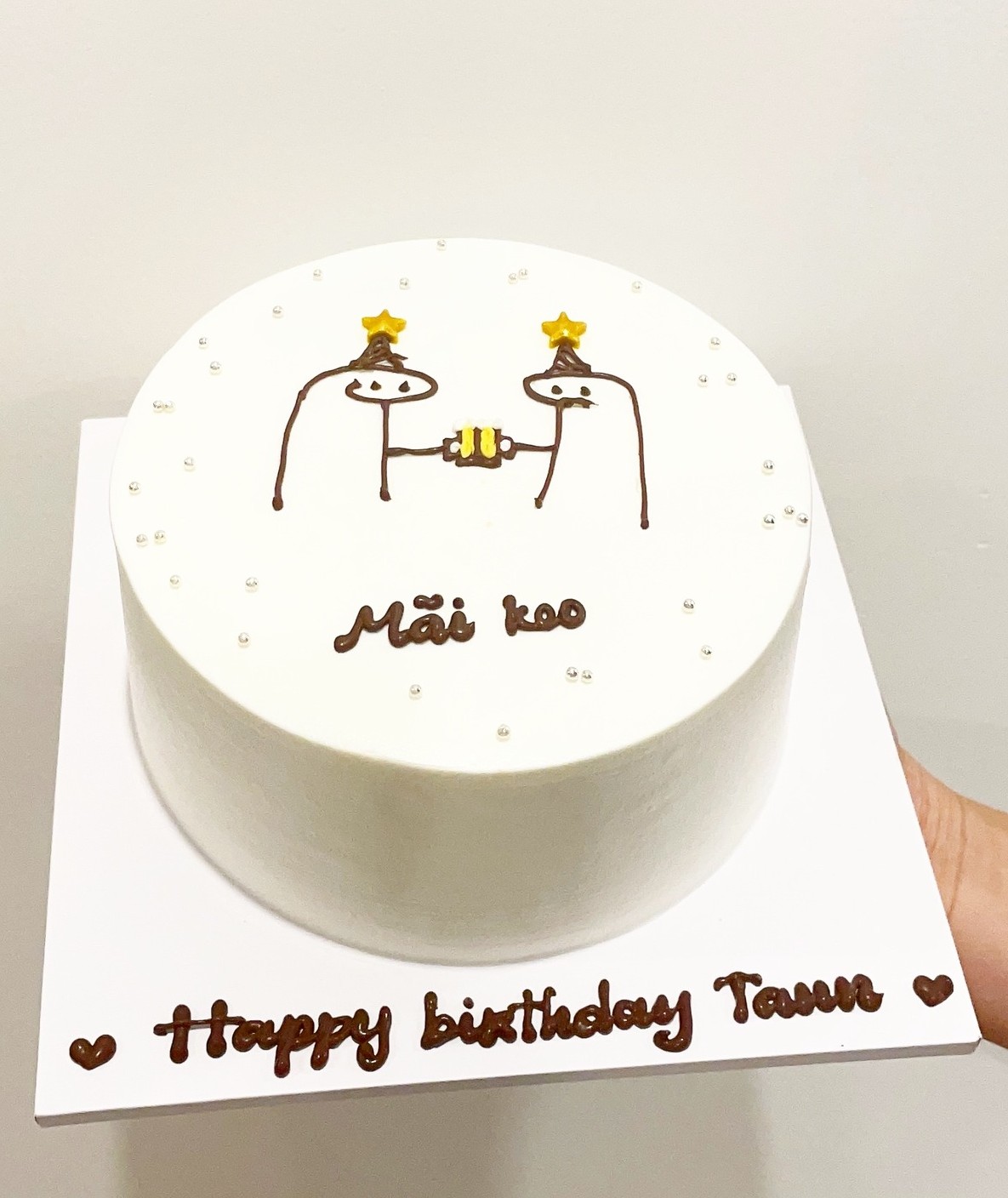 Bánh kem trắng vẽ hình couple cheers bia
