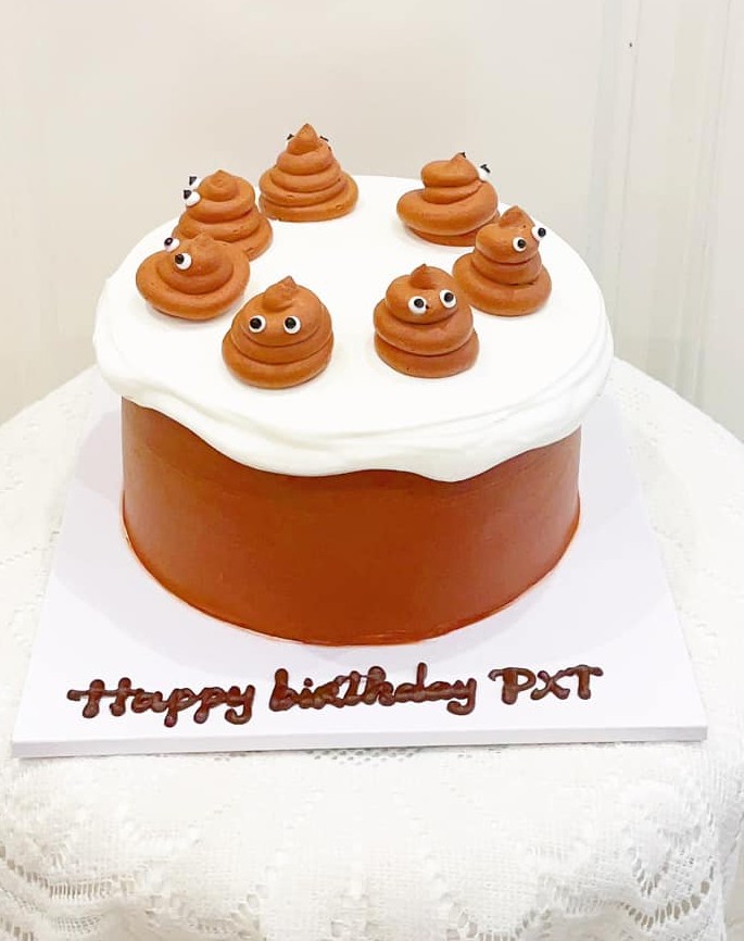 Bánh sinh nhật biểu tượng poop emoji