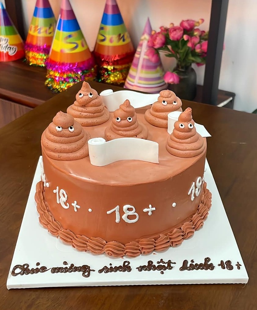 Bánh sinh nhật hình phân emoji 18+