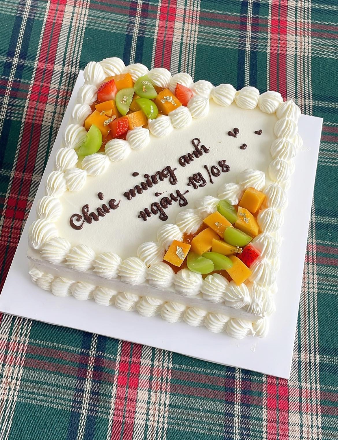 Bánh kem trái cây chữ viết