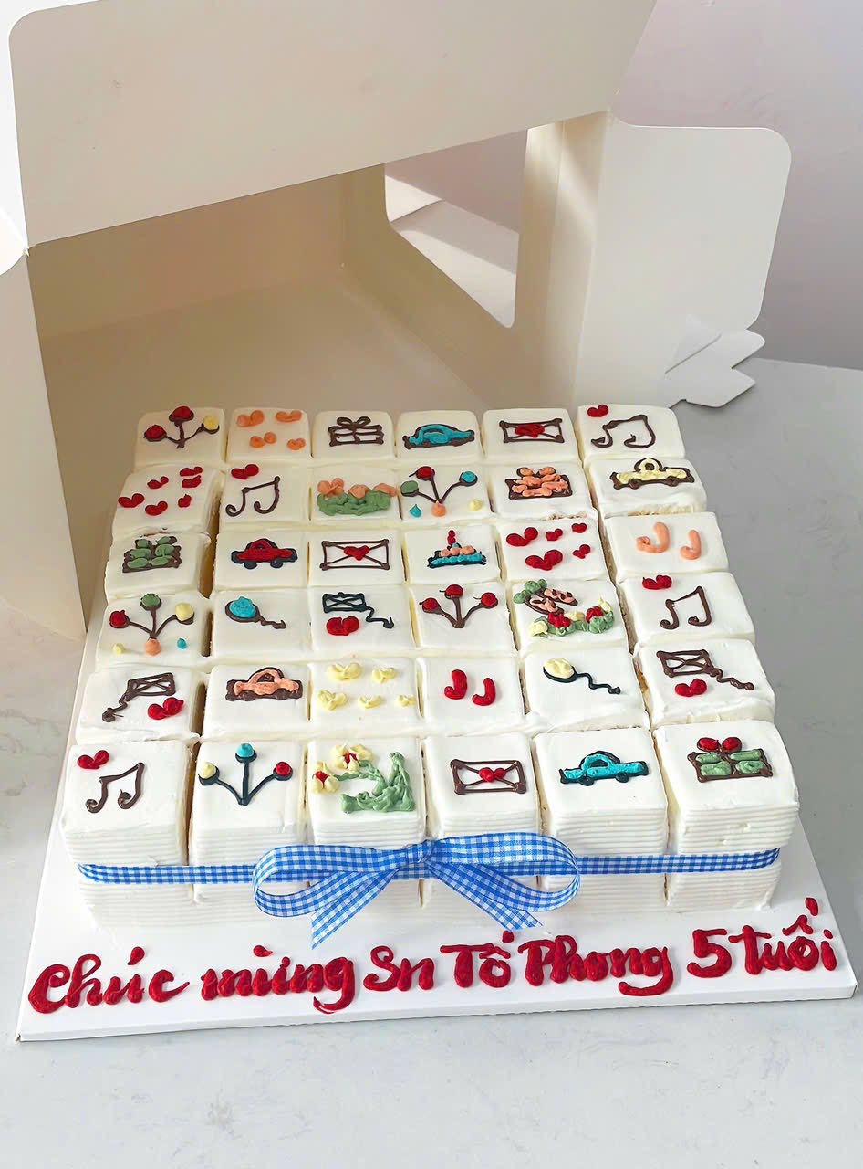 Bánh kem cắt miếng sinh nhật