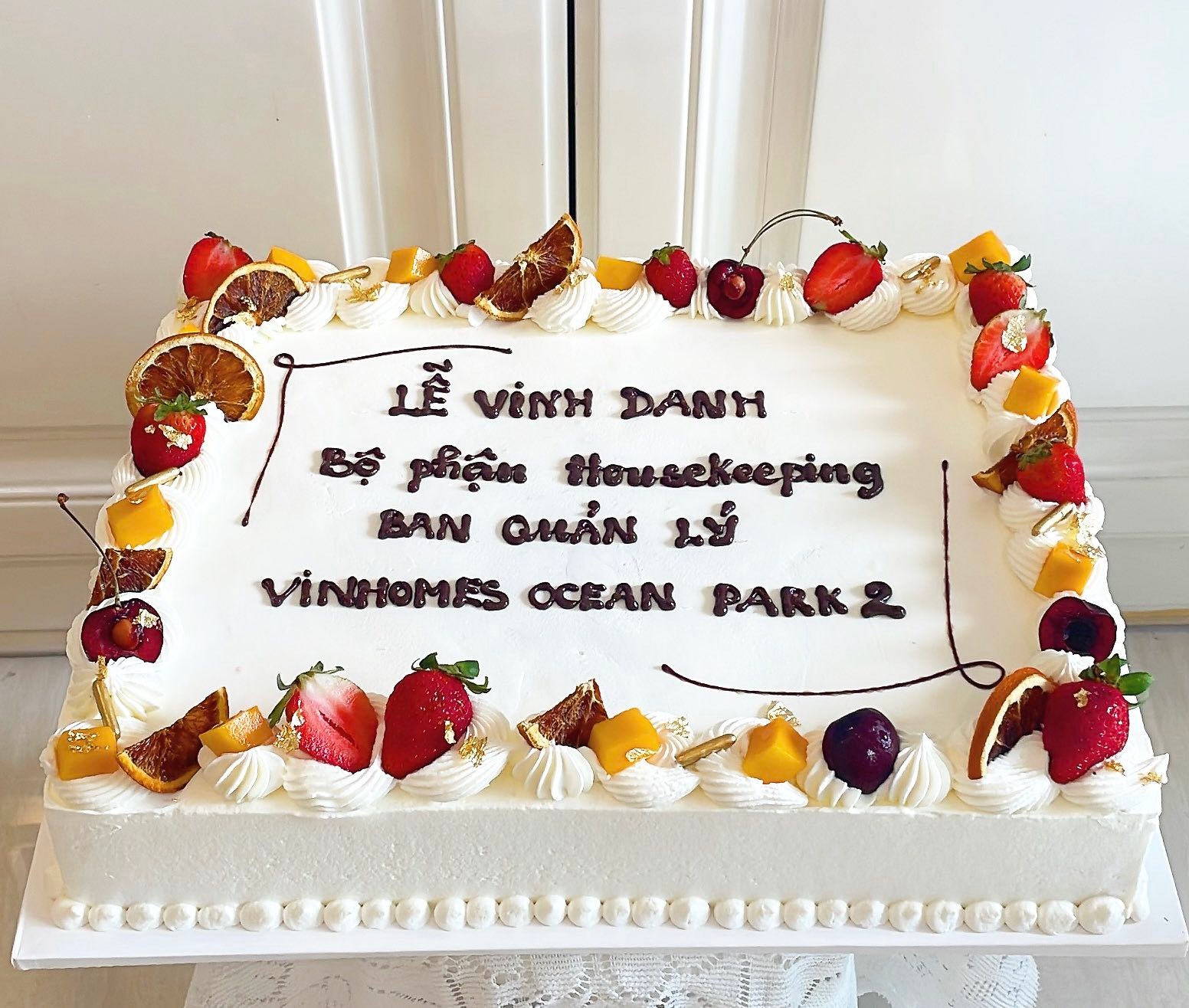 Bánh kem chữ vinh danh công ty