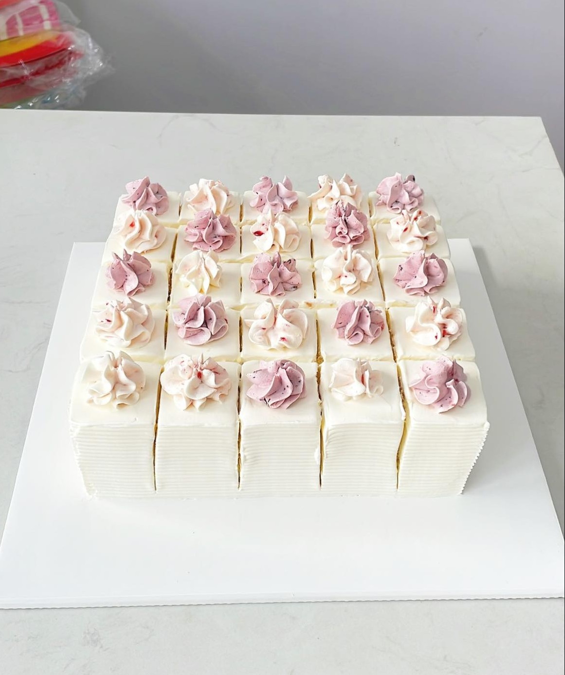 Bánh kem cắt sẵn trang trí hoa kem