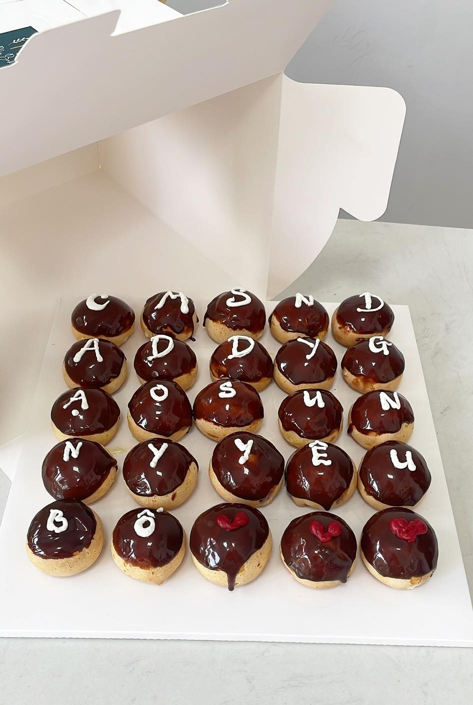 Bánh su kem chocolate chữ yêu thương